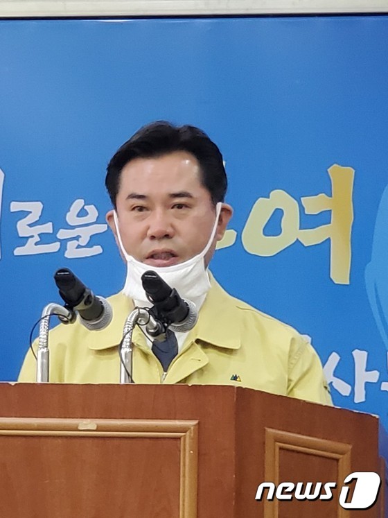 박정현 부여군수는 24일 군에선 처음으로  코로나19 확진 판정을 40대 부부에 대해 설명하고 있다. 2020.03.24/© 뉴스1