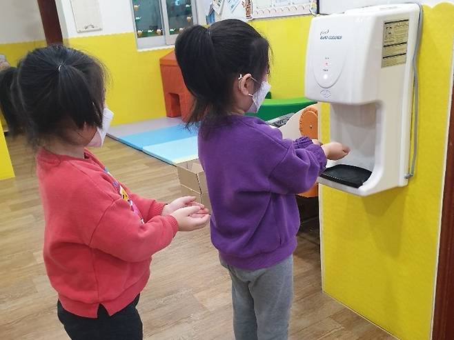 어린이들이 손소독기를 이용하고 있다. 영덕군 제공