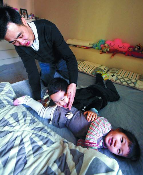 임덕호씨가 지난 18일 서울 구로구 자택에서 아이들을 돌보고 있다. 이날은 주간근무여서 이렇게 할 수 있었다. 야간근무를 하는 주에는 70대 중반인 아버지가 대신 아이들을 돌봐주고 있다.