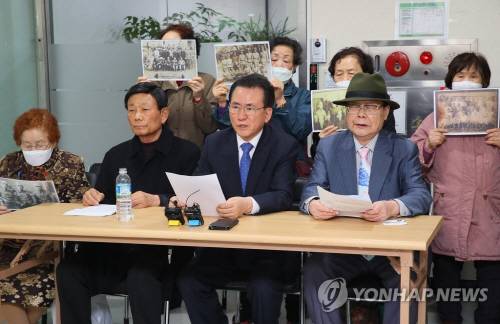 강제징용 피해자를 위해 활동한 최용상 가자평화인권당 대표(앞줄 왼쪽 세 번째)가 지난 23일 더불어시민당사 로비에서 `시민당 비례대표 후보 배제 반발` 발언을 하고 있다. [사진 출처 = 연합뉴스]