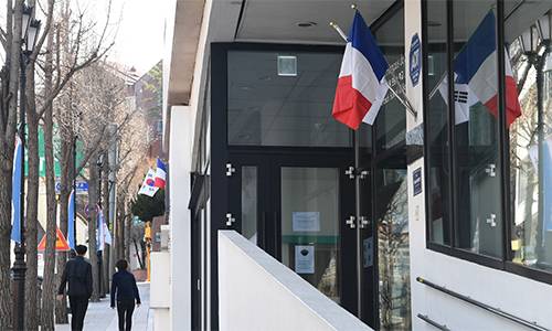 서래마을 디자인 특화거리 23일 ‘프랑스 마을’로 알려진 서울 서초구 서래마을에 태극기와 프랑스 국기가 걸려 있다. 서초구청은 서래마을의 프랑스 느낌을 강조하고자 지난해 말 이곳을 ‘서래마을 디자인 특화거리’로 조성했다. 이제원 기자