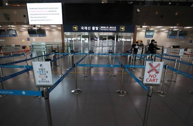 불 꺼진 김해공항 국제선 전광판 [손형주 기자]