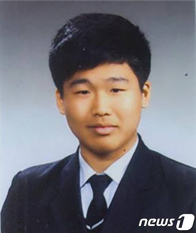 경찰이 텔레그램 '박사방'의 운영진인 '박사' 조주빈씨(25)에 대한 신상 정보를 공개하기로 결정했다. 성폭력범죄의 처벌 등에 관한 특례법(성폭법) 적용으로 공개되는 첫 사례다. 서울지방경찰청은 24일 신상공개심의위원회를 열고 성폭법 제25조(피의자의 얼굴 등 공개)에 근거해 조씨의 신상을 공개하기로 결정했다. 조씨는 다음날 종로경찰서에서 검찰청으로 송치될 때 포토라인 앞에서도 얼굴이 공개될 것으로 보인다.(서울지방경찰청 제공)