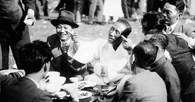 1945년 11월 23일 자로 조선일보가 복간된 후 사장 방응모(가운데 한복 입은 이)가 의정부 자택 뒤뜰에서 사원들과 함께 잔치를 열어 자축했다. /조선일보 DB