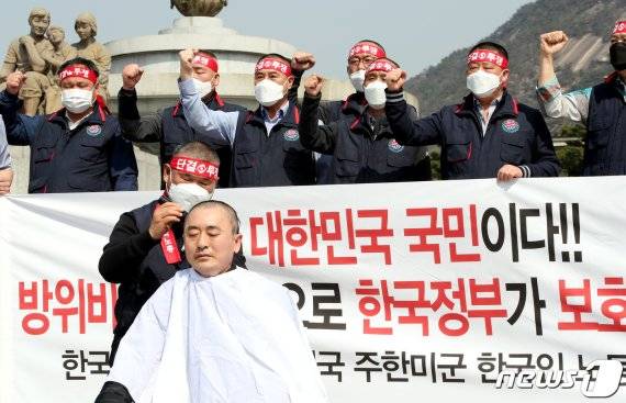 (서울=뉴스1) 박정호 기자 = 최응식 한국노총 전국외국기관노동조합연맹 전국주한미군한국인노동조합 위원장이 25일 오전 서울 청와대 분수대 앞에서 가진 방위비 제도개선 통한 국민 보호 촉구 기자회견에서 삭발을 하고 있다. 전국주한미군한국인노동조합은 이날 기자회견을 통해 '방위비 분담금 협상 때마다 노동자들이 볼모가 되는 것을 더 이상 용납해서는 안 된다'며 이번 협상에서 단순한 방위비 액수만 협상할 것이 아니라 향후 재발 방지를 위한 제도개선과 노동3권을 보장받을 수 있도록 SOFA 노무조항 개정 등을 강력하게 요구했다. 2020.3.25/뉴스1