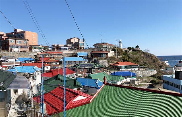 주문진등대 새뜰마을. 타향살이의 고단함을 덮고 알록달록 깔끔하게 단장했다.