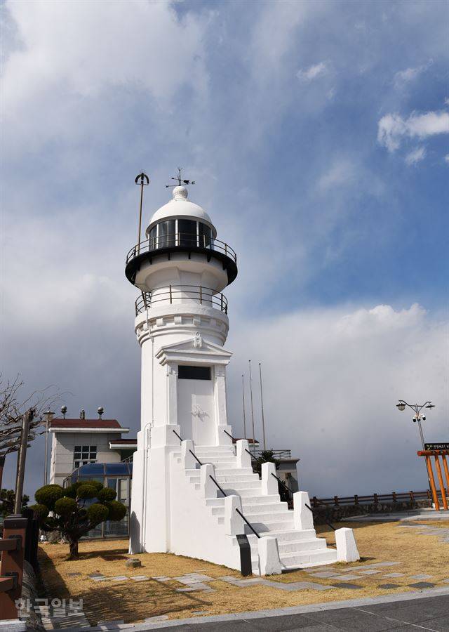 1918년 건립된 주문진등대는 강원도 최초의 등대다.