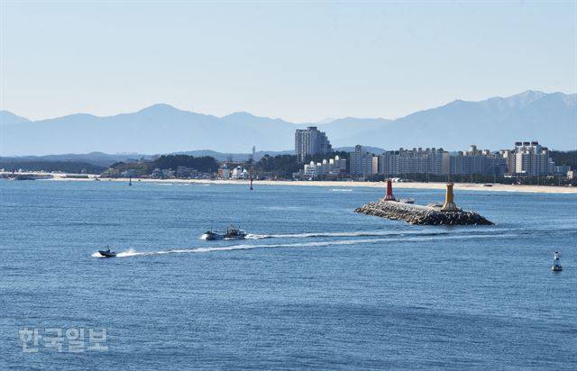 등대꼬댕이 공원에서 보는 바다 풍경. 포구를 빠져나간 어선이 시원하게 물살을 가르고 있다.