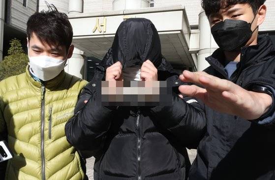 조주빈(25)이 지난 19일 서울 서초동 서울중앙지법에서 영장실질심사를 받은 뒤 법정에서 나오고 있다.   [연합뉴스]