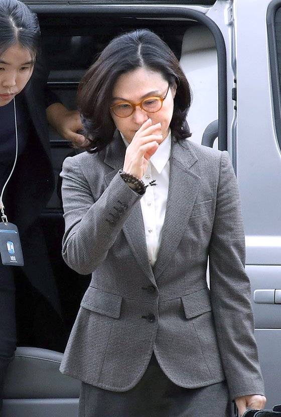 조국 전 법무부 장관의 부인 정경심 동양대 교수가 지난해 10월 23일 오전 서울 서초구 서울중앙지법에서 열린 영장실질심사에 출석하기 위해 법정으로 향하고 있다. 우상조 기자