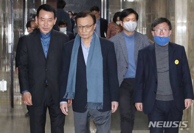 [서울=뉴시스] 김진아 기자 = 이해찬 더불어민주당 대표가 25일 서울 여의도 국회에서 열린 의원총회에 참석하고 있다. 2020.03.25.  bluesoda@newsis.com