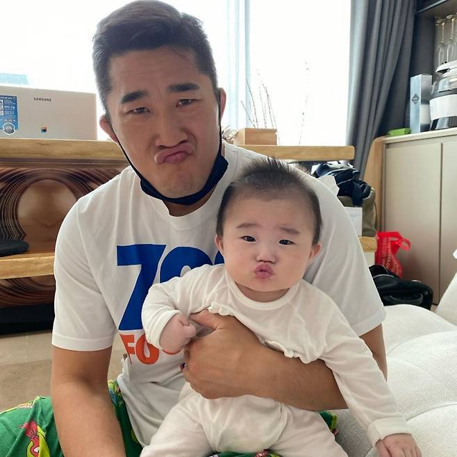 ▲ 김동현이 아들과 똑같은 표정을 지었다. 출처l 김동현 SNS