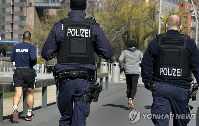 접촉 제한령 후 거리에서 순찰을 도는 경찰 [AP=연합뉴스]