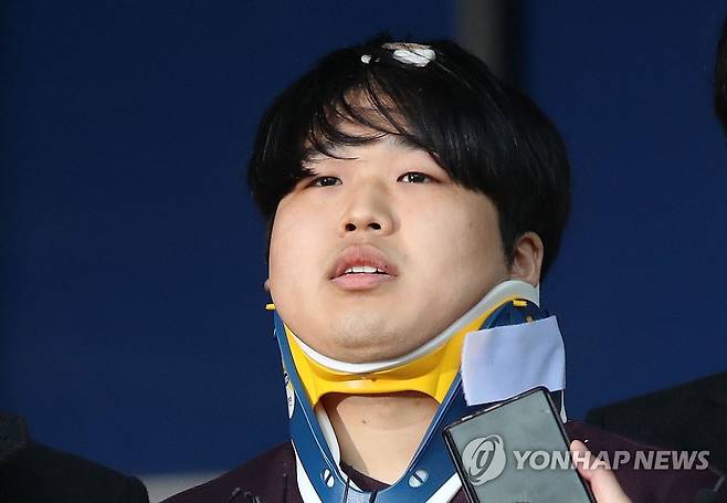 검찰 송치되는 박사방 운영자 조주빈 (서울=연합뉴스) 정하종 기자 = 여성을 협박해 성 착취 불법 촬영물을 제작하고 유포한 텔레그램 '박사방' 운영자 조주빈이 25일 오전 서울 종로경찰서에서 검찰로 송치되기 전 취재진 질문에 답하고 있다. 2020.3.25 chc@yna.co.kr