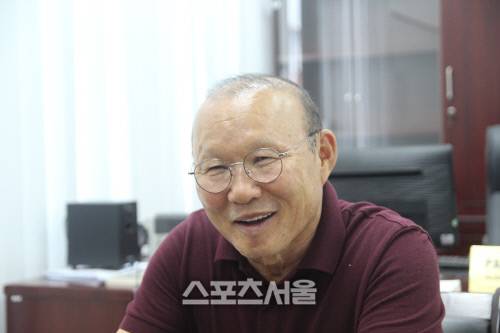 박항서 베트남축구대표팀 감독이 지난해 11월 베트남축구협회 감독 사무실에서 가진 한국 취재진과 인터뷰에서 미소를 짓고 있다. 하노이 | 이용수기자