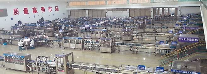 양하주창의 초대형 포장물류라인. 8개 라인이 매 라인당 1시간에 6천 병을 포장할 수 있다. 중국 바이주 업계 최초의 자동 입체 창고이다.