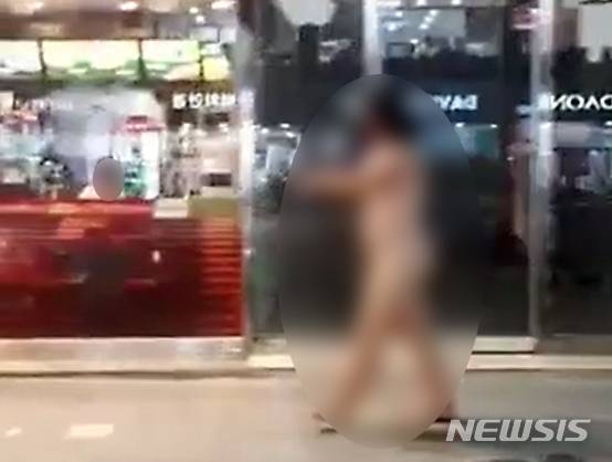 충북 음성군 중심지를 알몸상태로 활보하는 여성. /사진=뉴시스