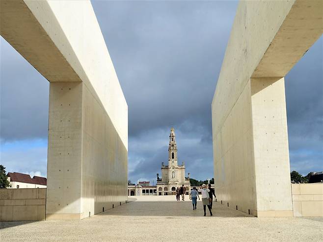 세계에서 네 번째로 크다는 성삼위성당 입구에서 바라본 파티마 대성당