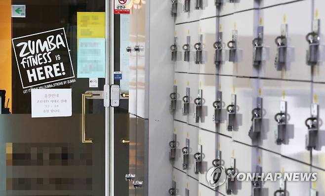 굳게 닫힌 줌바댄스 교습소 충남 천안 줌바 강사 워크숍을 출발점으로 한 세종지역 내 코로나19 확산이 이어지고 있는 3월 10일 오후 영업을 중단한 세종시의 줌바댄스 학원 문이 닫혀 있다. 세종시에서는 이날 50대 남성 2명이 코로나19 확진 판정을 받았다. 이 중 1명은 줌바 수강생인 바이올린 강사에게서 교습을 받은 확진자의 남편으로 알려졌다고 설명했다. [연합뉴스 자료사진]