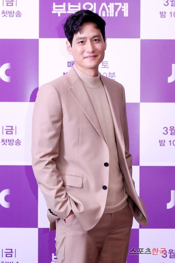 JTBC 새 금토드라마 '부부의 세계' 제작발표회에 참석한 박해준. (사진제공=JTBC)