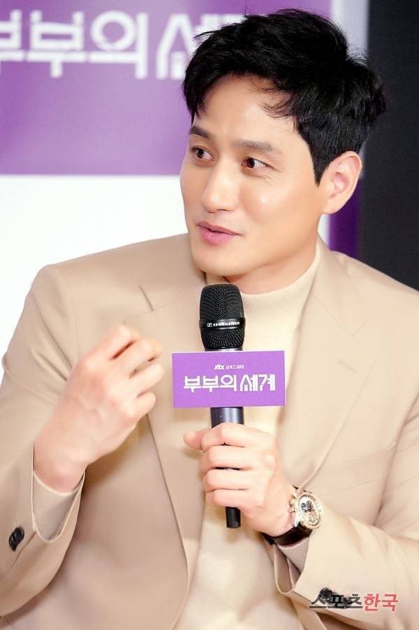 JTBC 새 금토드라마 '부부의 세계' 제작발표회에 참석한 박해준. (사진제공=JTBC)