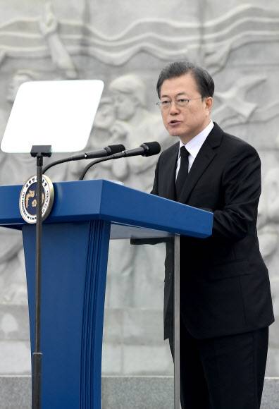 서해수호의 날 기념사 하는 문 대통령 - 문재인 대통령이 27일 국립대전현충원에서 서해수호의 날 기념사를 하고 있다. 2020.3.27 연합뉴스