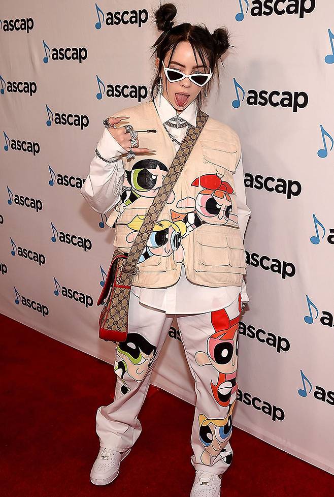 파워 퍼프 걸 애니메이션 캐릭터 의상을 입은 채 시상식에 등장했다! 밀레니얼 세대가 그녀에게 열광하는 이유 중 하나는 자신이 좋아하는 것을 숨기지 않고 당당히 드러내는 솔직함 때문.