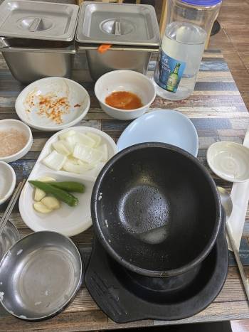 그릇만 남았다. 하나 더 시키려다 말았다./사진=배고픈 남형도 기자