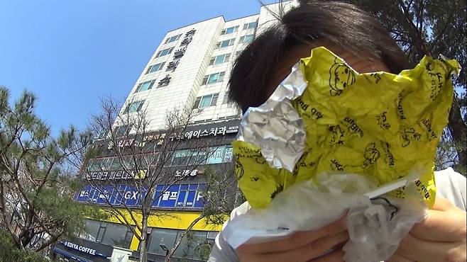 남은 밥풀 하나도 놓칠 수 없다. 얼굴을 가려서 다행이다./사진=남형도 기자