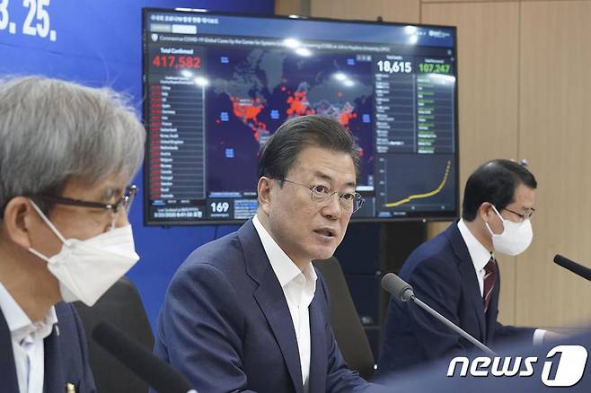 문재인 대통령이 25일 서울 송파구 신종 코로나바이러스 감염증(코로나19) 진단시약 긴급사용 승인 기업을 방문, 진단시약 업계 대표들과 간담회를 하고 있다,/사진제공=청와대