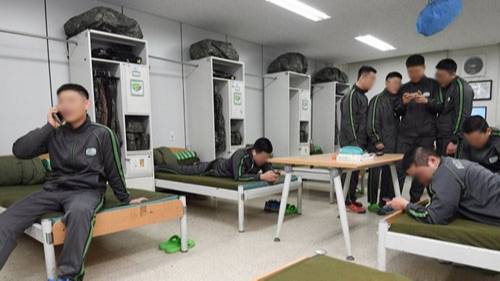 경기도 가평군 육군 수도기계화보병사단 혜산진부대 생활관에서 지난해 1월 31일 오후 일과를 마친 병사들이 통화와 문자메시지 전송, 인터넷 강의 시청 등 자유롭게 휴대전화를 사용하고 있다. 세계일보 자료사진