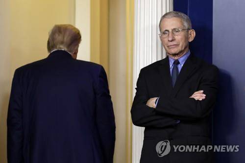 코로나19 브리핑 후 퇴장하는 트럼프 대통령(왼쪽) [EPA=연합뉴스]