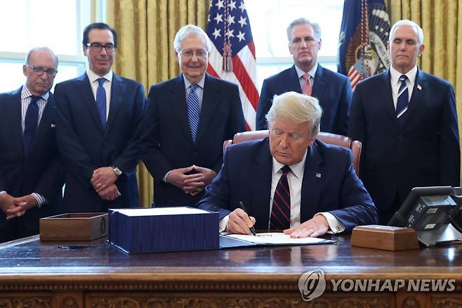 미국 경기부양 법안에 서명하는 도널드 트럼프 대통령 [로이터=연합뉴스]