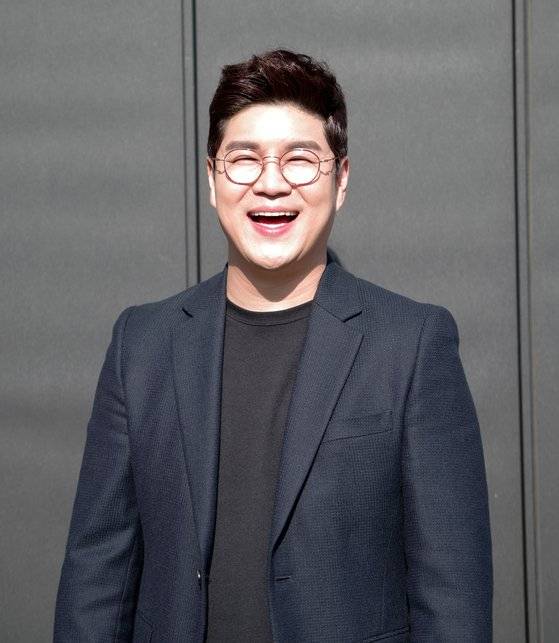 오랜 무명생활을 보내고 트로트 르네상스를 만끽하고 있는 '뿐이고'의 가수 박구윤. 그의 아버지는 ‘봉선화 연정’ ‘네 박자’ ‘무조건’ ‘있을 때 잘해’ 등 한국인의 애창곡을 수없이 쓴 작곡가 박현진이다. 사진 이광기