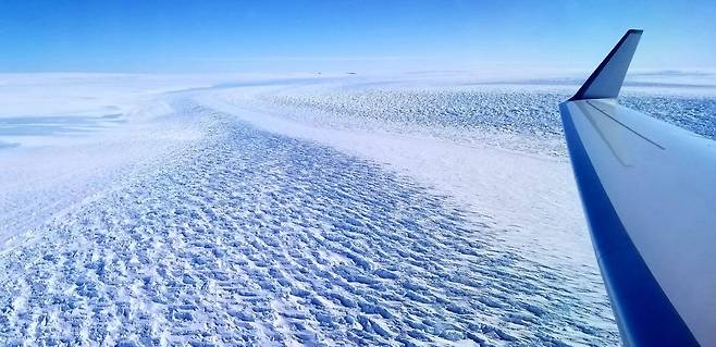 덴마크 해협에 인접한 그린란드 스틴스트루프 빙하. 지난해 그린란드 빙하는 예년 평균치의 2배에 이르는 6000억t이 사라졌다(위 사진). 남한 크기의 4분의 1에 이르는 남극 동부의 ‘덴먼 빙하’ 표면. 빙하 아래로 바닷물이 유입되면서 지난 22년 사이 길이가 5.4㎞나 짧아졌다(아래).  미국항공우주국 제공