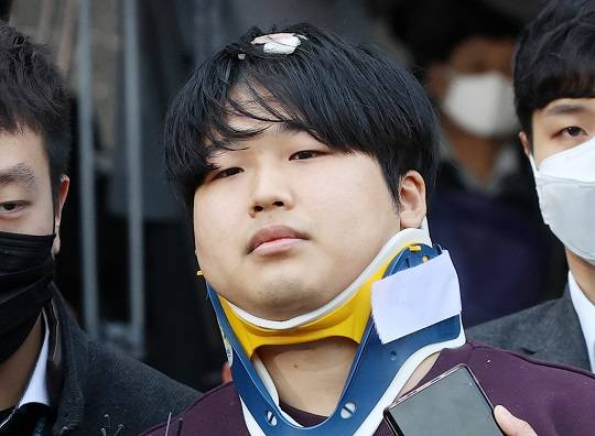 미성년자를 포함한 여성을 협박해 성 착취 불법 촬영물을 제작하고 유포한 텔레그램 '박사방' 운영자 조주빈이 지난 25일 오전 서울 종로경찰서에서 검찰로 송치되고 있다. 연합뉴스