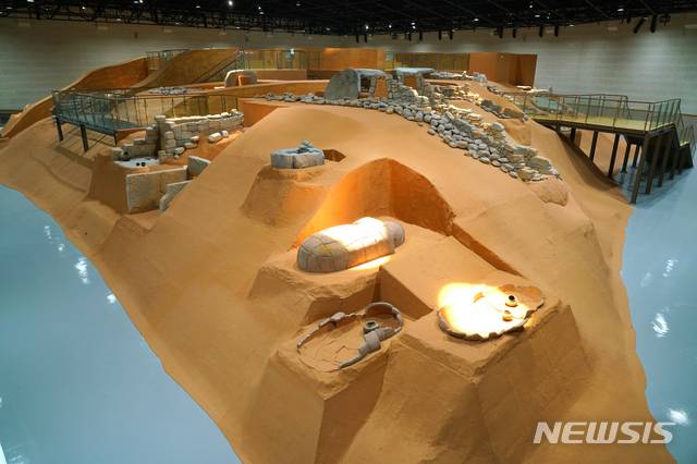 [나주=뉴시스]이창우 기자 =  나주복암리 고분전시관이 문화체육관광부의 관련법령 기준을 충족해 전문 전시 시설을 갖춘 '제1종 전문박물관'으로 격상됐다. 사진은 내부 전시실. (사진=나주시 제공) 2020.03.29. photo@newsis.com