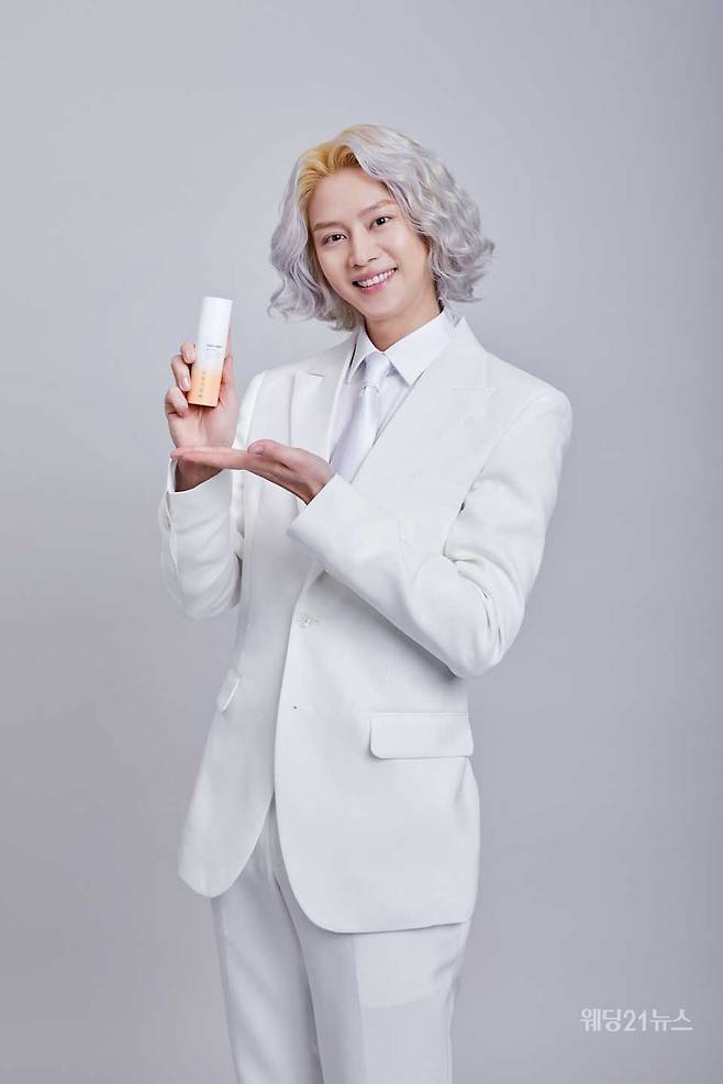 사진 : 휘아(WHIA), 전속 모델 김희철과의 화보