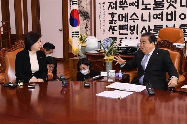 심상정 정의당 대표(왼쪽)가 30일 오전 서울 여의도 국회의장실을 찾아 문희상 국회의장에게 ‘n번방’ 사건과 관련해 원포인트 임시국회를 소집해줄 것을 요청하고 있다. 뉴시스