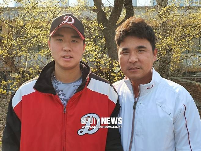 ▲ ‘父子 야구인’ 덕수고 투수 장재영(왼쪽)과 장재영 전 키움 감독이 29일 스포티비뉴스와 만나 다정하게 포즈를 취하고 있다. ⓒ고봉준 기자