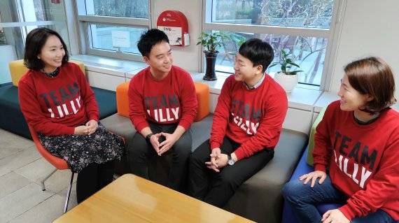 한국릴리 팀릴리 TF팀이 아이디어를 공유하고 있다. 팀릴리 TF팀은 한국릴리 발전을 위해 사내 직원들이 직접 아이디어를 내는 역할을 한다. 한국릴리 제공