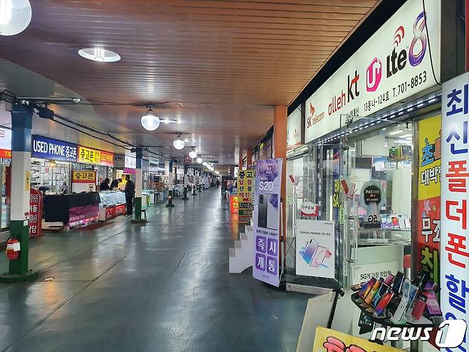 코로나19 확산 이후 소비 심리의 위축과 개학·개강이 미뤄지면서 ‘신학기 특수’가 사라져 용산전자상가 내 매장 방문객이 감소했다.© 뉴스1