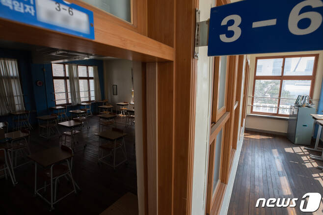 텅 비어 있는 서울 시내의 한 고등학교 3학년 교실/뉴스1 © News1 이재명 기자