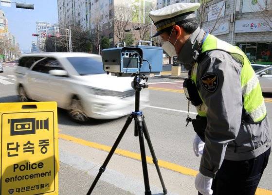 (대전=뉴스1) 김기태 기자 = '민식이법'으로 불리는 '도로교통법 일부개정법률안(도로교통법 개정안)'과 '특정범죄 가중처벌 등에 관한 법률 일부개정법률안(특가법 개정안)'이 시행된 지난달 25일 오후 대전 서구 둔산동 어린이보호구역 내 도로에서 경찰이 단속을 하고 있다. [뉴스1]
