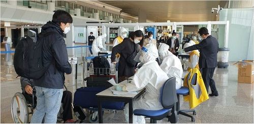 1일(현지시간) 로마 피우미치노 공항에서 전세기 탑승 전 우리 측 의료진으로부터 문진을 받는 탑승객들. (사진=주이탈리아한국대사관 제공)