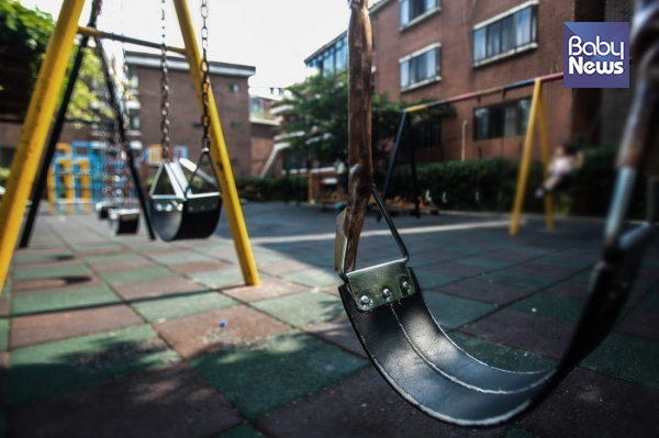 가족돌봄휴가는 무급이지만, 정부는 코로나19 사태 이후 가족돌봄휴가 지원금 지급을 결정했다. 사진은 코로나19 사태 이후 텅 빈 놀이터. ©베이비뉴스