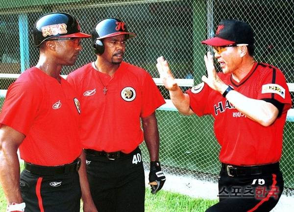 외인 미첼과 타바레스에게 타격에 관해 설명 중인 김종모 코치. 스포츠코리아 제공