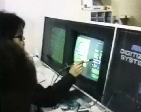 모니터에 점을 찍어서 그래픽을 만드는 모습