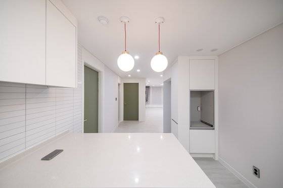 화이트 톤에 올리브그린 포인트 인테리어