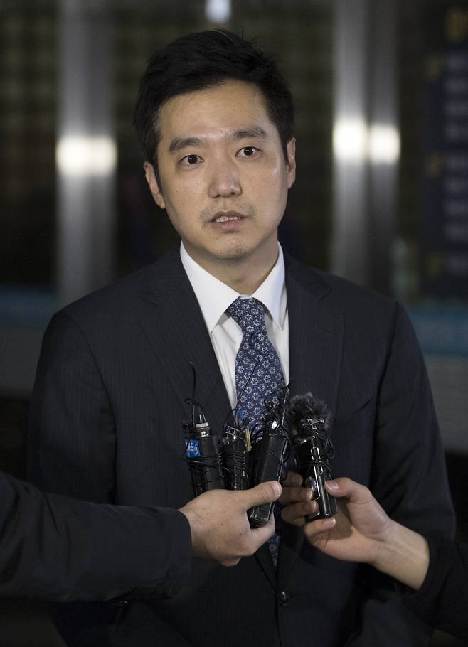 2018년 10월26일 고(故) 백남기씨 유족의 명예를 훼손한 혐의로 기소된 김세의 전 MBC기자가 선고공판이 끝난 후 법원을 나서고 있다. ⓒ연합뉴스